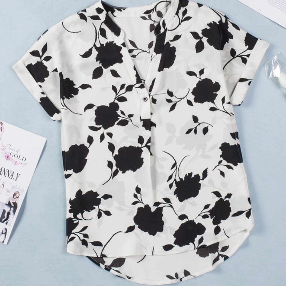 #22 1 Left! White & Black Floral V-Neck Top - Picture 10 of 11